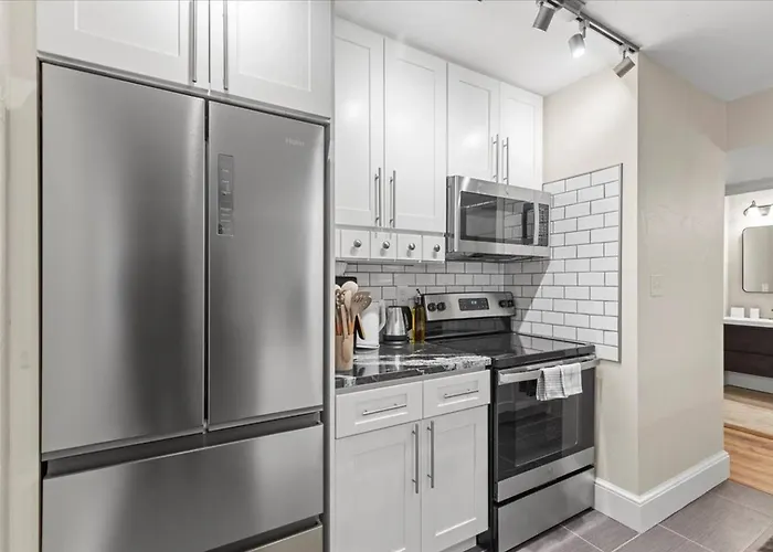 Apartment Modern 2br Near Downtown & Shopping *