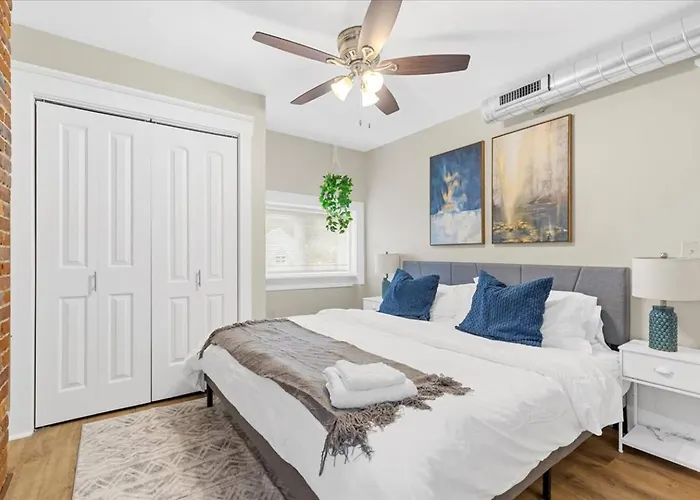 Apartment Modern 2br Near Downtown & Shopping *