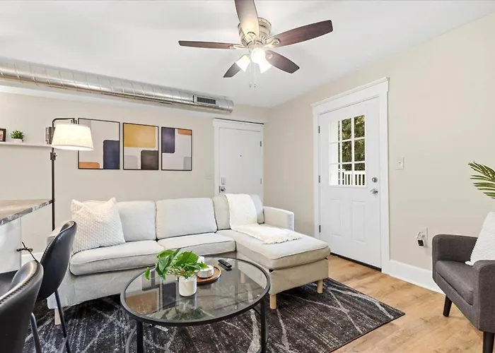 Modern 2br Near Downtown & Shopping Apartment
