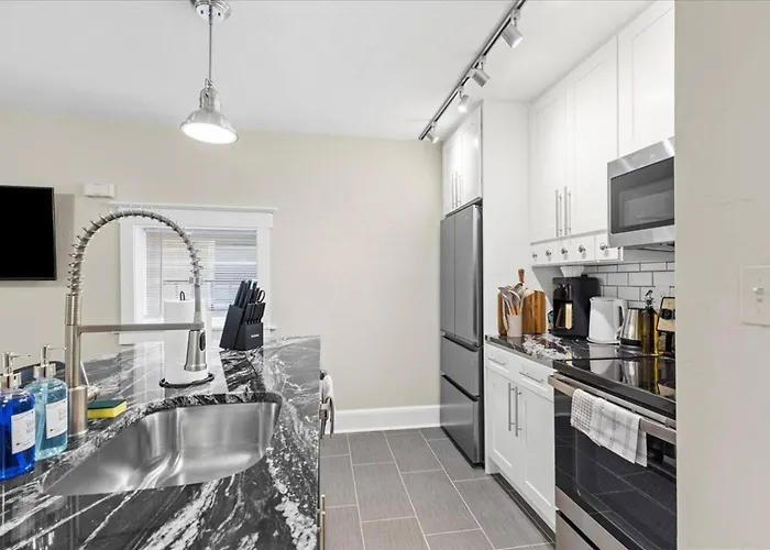 Modern 2br Near Downtown & Shopping *