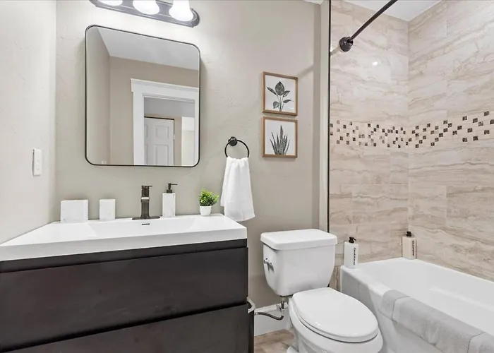 Apartment Modern 2br Near Downtown & Shopping *