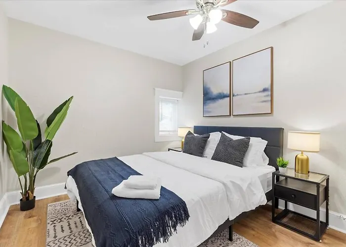Modern 2br Near Downtown & Shopping Apartment