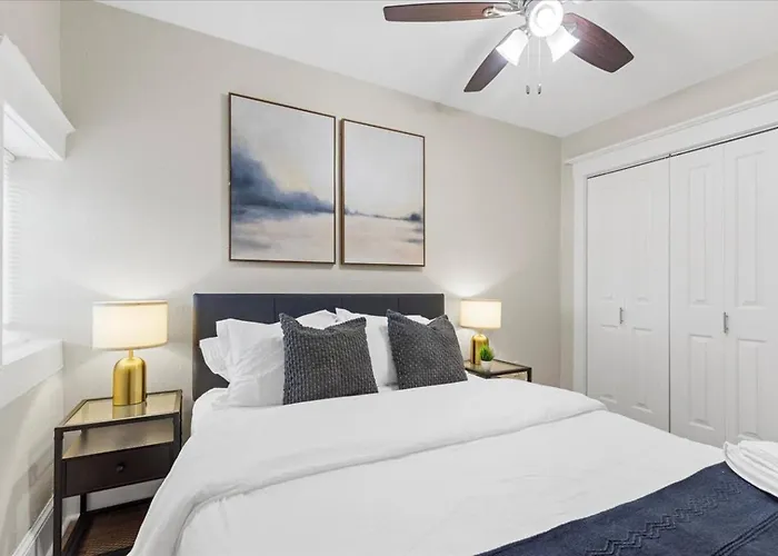 Apartment Modern 2br Near Downtown & Shopping *