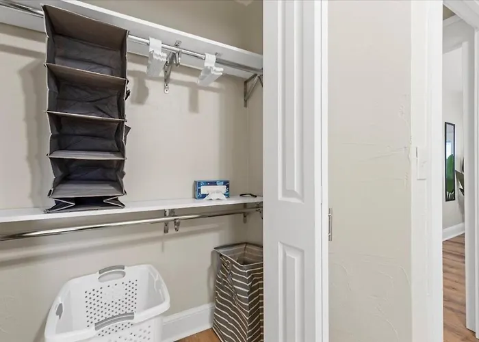 Modern 2br Near Downtown & Shopping Apartment *